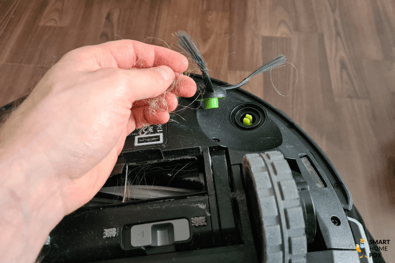 Haare werden von der Seitenbürste des Ecovacs Deebot X1 OMNI gelöst